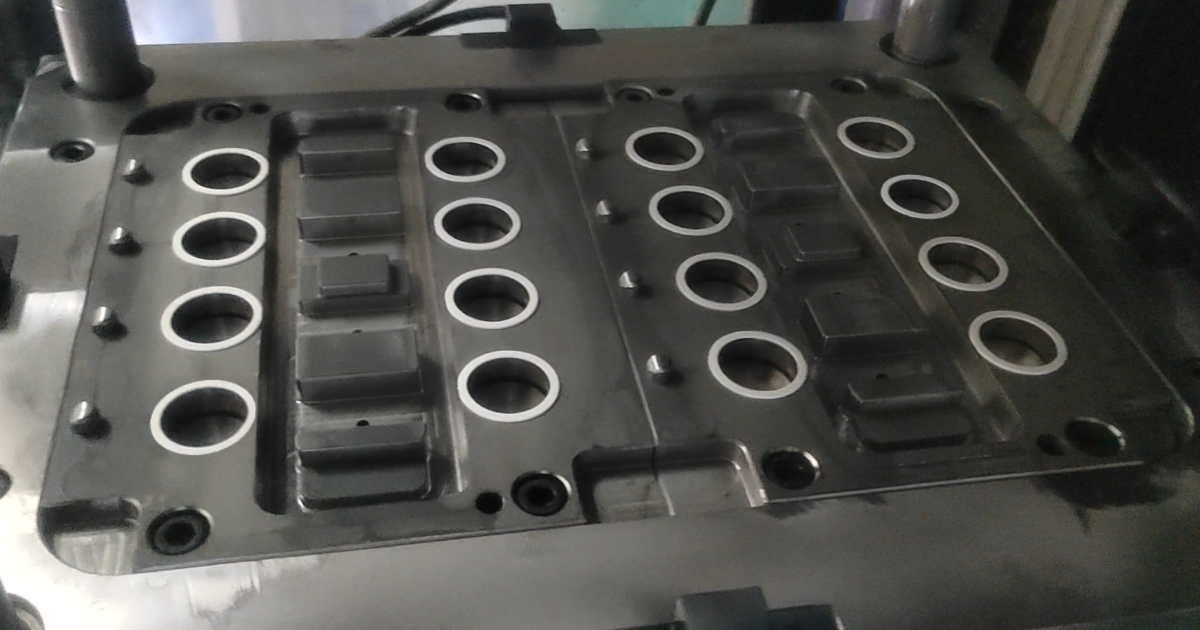 16-cavity injection mold running in the JBRplas molding workshop in Shenzhen