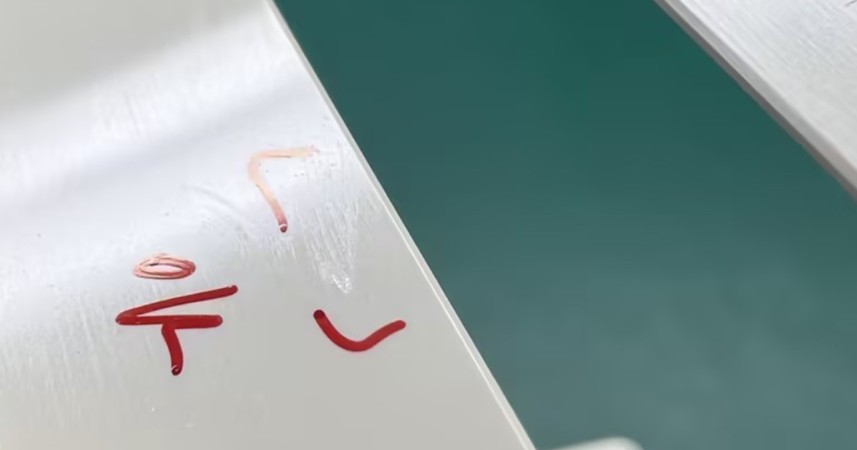 Splay Marks and Silver Streaks in Injection Molding — Moisture, Shear, and Material Degradation